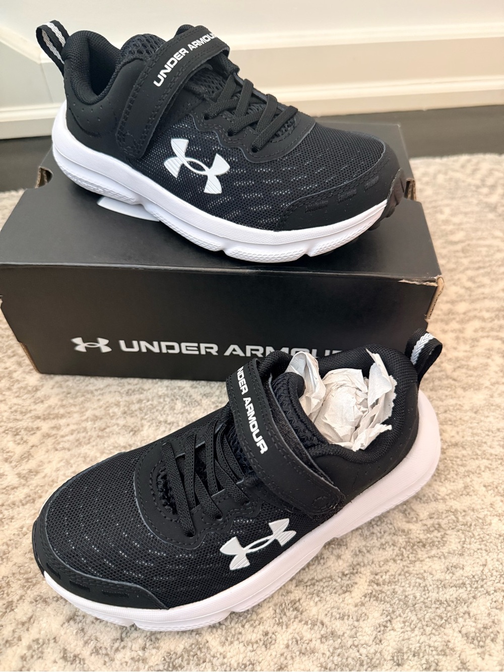 NWT Under Armour Boys' Assert 10 Wide AC Running Shoes - Black/White - Picture 2 of 4